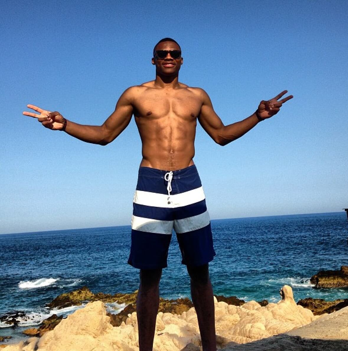 russell-westbrook-shirtless-vacation-abs